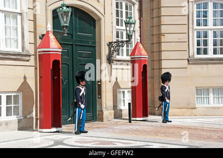 Amallenborg Royal Palace e Royal Life sentinella a guardia e garitta, la Piazza del Palazzo, Copenhagen, Danimarca, in Scandinavia, Foto Stock