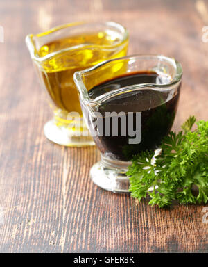 Olio di oliva e aceto balsamico in un bicchiere salsiera Foto Stock