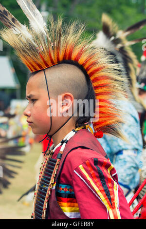 Ragazzo nativo Ballerina in tradizionale Regalia Pow Wow, Sei Nazioni del gran fiume campione dei campioni Powwow, Ohsweken Canada Foto Stock