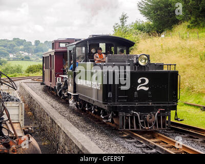 Treno a vapore - in esecuzione alla stazione di mutandina in Brecon ferrovia di montagna vicino a Merthyr Tydfil nel Galles del Sud. Foto Stock