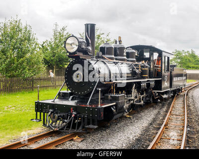 Il vapore loco correndo è il treno alla stazione di mutandina in Brecon ferrovia di montagna vicino a Merthyr Tydfil nel Galles del Sud. Foto Stock