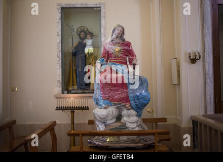 Una statura di Gesù è avvolto nella pellicola aderente alla Chiesa Madre di 'St. Giorgio martire' in Locorotondo, Puglia, Italia Foto Stock