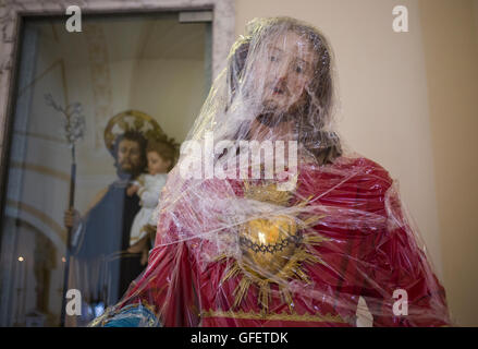 Una statura di Gesù è avvolto nella pellicola aderente alla Chiesa Madre di 'St. Giorgio martire' in Locorotondo, Puglia, Italia Foto Stock