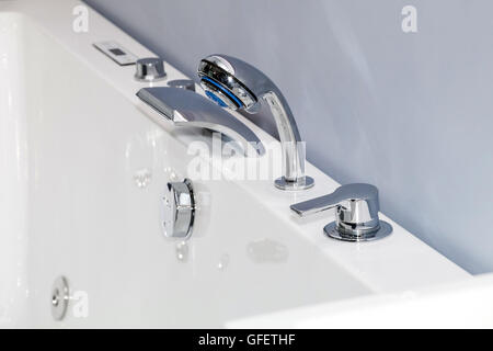 Moderno rubinetto cromato in bagno Foto Stock