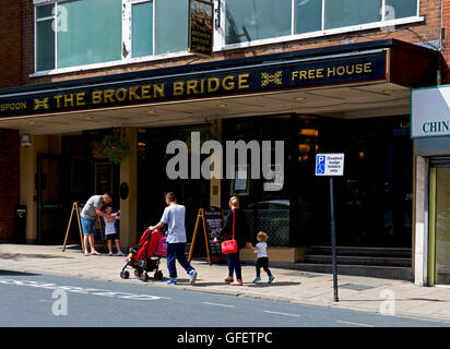 Il Ponte Rotto, un pub Wetherspoons a Pontefract, West Yorkshire, Inghilterra, Regno Unito Foto Stock