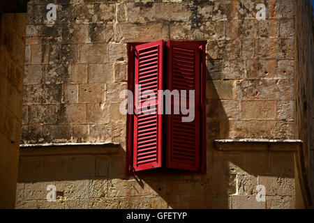 Persiane alle finestre del medievale castello di pietra a Malta Foto Stock