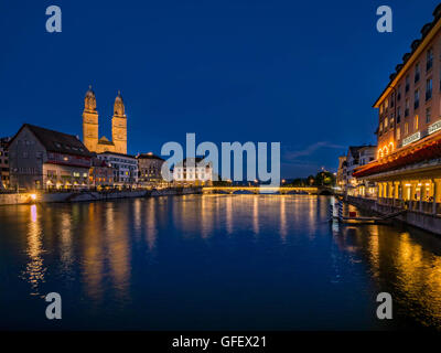 Pier Hotel Storchen centro storico, fiume Limmat, Grossmunster e Limmatquai Zurigo di notte, Svizzera, Europa Foto Stock