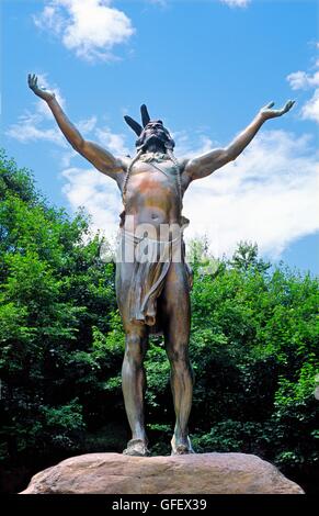 Sul sentiero Mohawk vicino Charlemont, Massachusetts, STATI UNITI D'AMERICA. Statua in bronzo Ave alla sunrise di nativo Americano indiano Mohawk Foto Stock