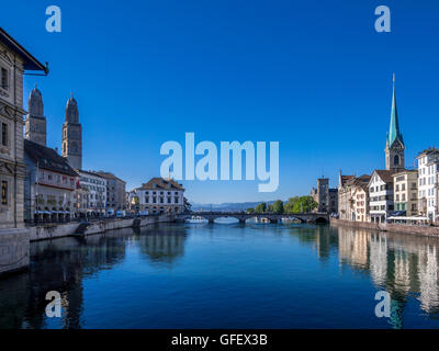 Grossmunster e Frauenmunster, Limmatquai a Zurigo, Svizzera, Europa Foto Stock