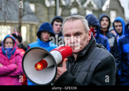 Il 27 gennaio 2013, Londonderry, Irlanda del Nord. Davy Nicholl eurodeputato ed ex membro UPRG, indirizzi di una folla di fedeli che protestavano contro la rimozione della bandiera europea da edifici pubblici Foto Stock