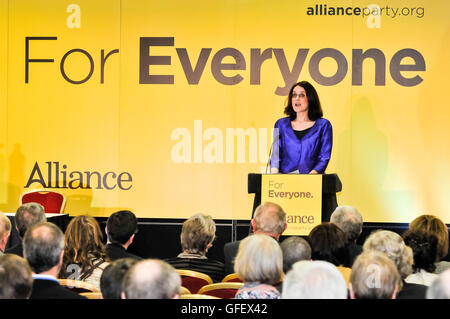 02/03/2013, Belfast. Theresa Villiers, conservatori MP per Chipping Barnet, e il Segretario di Stato per l'Irlanda del Nord, indirizzi l'Alleanza conferenza di partito. Foto Stock