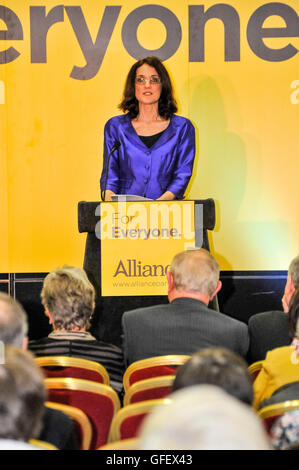 02/03/2013, Belfast. Theresa Villiers, conservatori MP per Chipping Barnet, e il Segretario di Stato per l'Irlanda del Nord, indirizzi l'Alleanza conferenza di partito. Foto Stock