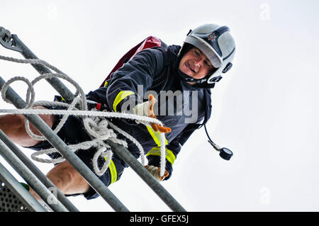 Belfast, Irlanda del Nord. 8 agosto 2013 - Ultimate Firefighter evento mondiale, la polizia e i Vigili del Fuoco (giochi WPFG) Foto Stock