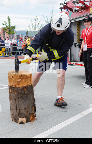 Belfast, Irlanda del Nord. 8 agosto 2013 - Ultimate Firefighter evento mondiale, la polizia e i Vigili del Fuoco (giochi WPFG) Foto Stock