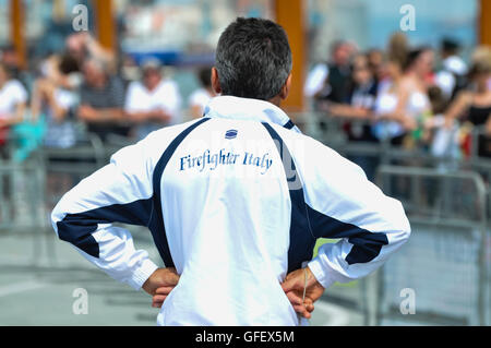 Belfast, Irlanda del Nord. 8 agosto 2013 - un membro italiano del team antincendio al Ultimate Firefighter evento mondiale, la polizia e i Vigili del Fuoco (giochi WPFG) Foto Stock