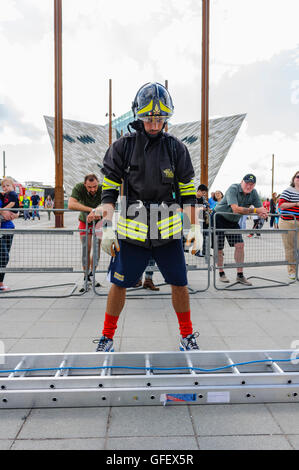 Belfast, Irlanda del Nord. 8 agosto 2013 - Un concorrente italiano circa per avviare nel Ultimate Firefighter evento mondiale, la polizia e i Vigili del Fuoco (giochi WPFG) Foto Stock