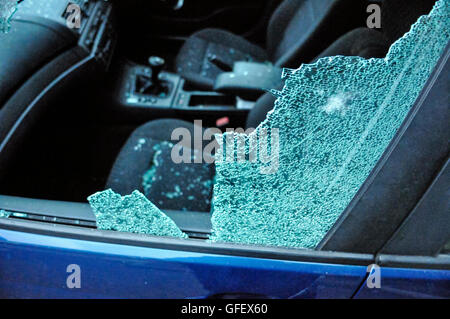 Belfast, Irlanda del Nord. 9 agosto 2013 - un auto blu ha le sue finestre fracassato Foto Stock