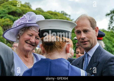 Hillsborough, Irlanda del Nord. 5 Settembre 2013 - Prince Edward e Dame Maria Peters chat per un cadetto navale al NI Segretario di Stato's Garden Party al castello di Hillsborough Foto Stock