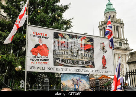 Belfast, Irlanda del Nord - 30 nov 2013 - lealisti visualizzare banner presso il Municipio prima di un corteo fino alla strada Woodvale Foto Stock