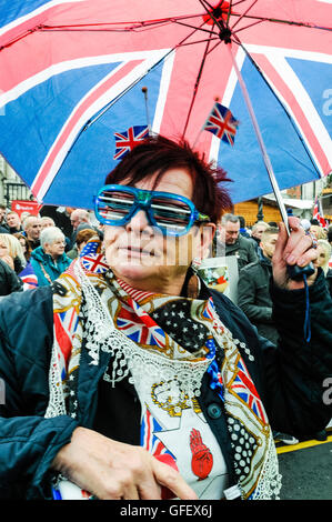 Belfast, Irlanda del Nord - 30 nov 2013 - una signora vestita in unione Bandiere a una protesta lealisti Foto Stock