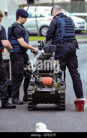 Carrickfergus, Irlanda del Nord. 19 gen 2014 - Esercito ATOs preparare un Northropp Grumman carriola comandato a distanza robot per effettuare un esplosione controllata su un dispositivo sospetto. Foto Stock