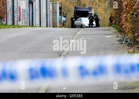 Belfast, Irlanda del Nord. 17 mar 2014 - Gli Acquedotti Park a Belfast nord è stata chiusa a seguito della scoperta da parte dei lavoratori del consiglio di un oggetto sospetto in un albero. ATO dell'esercito sono stati chiamati ad esaminare il dispositivo. Foto Stock