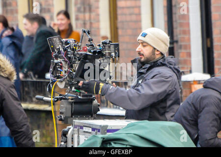 Belfast, Irlanda del Nord. 18 dic 2014 - un cameraman regola la matte-box di un filmato fotocamera di qualità Foto Stock