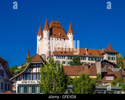 Città vecchia di Thun, affacciato sul Castello Thun, Oberland bernese, il Cantone di Berna, Svizzera, Europa Foto Stock