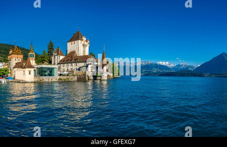 Il castello di Oberhofen sul Lago di Thun, Oberland bernese, il Cantone di Berna, Svizzera, Europa Foto Stock