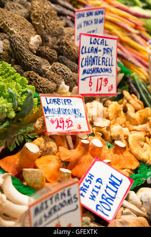 Seattle, Washington: una varietà di funghi freschi per la vendita a Sosio è produrre in Pike Place Market. Foto Stock