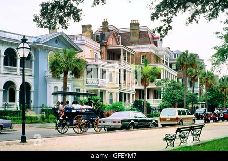 Charleston, Carolina del Sud, Stati Uniti d'America. Buggy turistico passa vecchio e storico città tradizionale case ville sulla batteria del Sud Foto Stock