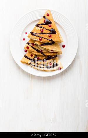 Albero di natale a forma di frittelle dolci sul tavolo di legno per la colazione, tratta, vista dall'alto Foto Stock