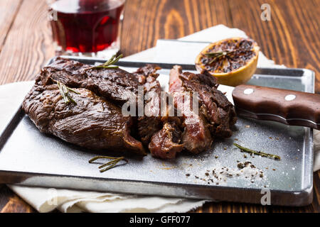 Mezzo raro grigliate di carne di manzo marinato bistecca di fianco su lastra d'argento Foto Stock