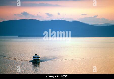 Lago Champlain, New England, Stati Uniti d'America. barca chiamato Ethan Allen guardando ad ovest dal vermont shore a Burlington per lo stato di new york Foto Stock