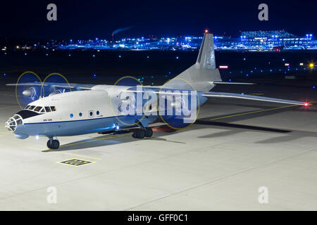 Stoccarda/Germania Settembre 22, 2015: Cargo Antonov An-12 da Aerovis Airlines pronta al decollo all'Aeroporto di Stoccarda. Foto Stock