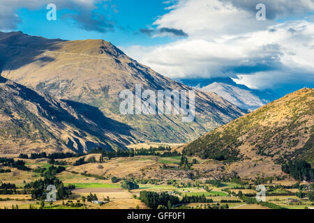 Vista di una valle da Crown Range Lookout Foto Stock