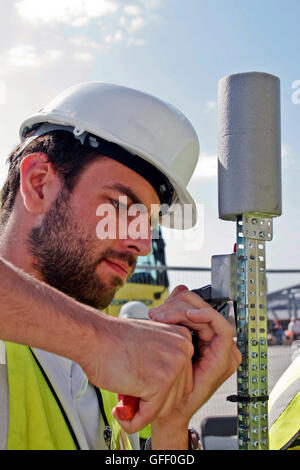 Elettricista, con elmetto, con tagliafili. Inghilterra, Regno Unito, Regno Unito, Europa Foto Stock