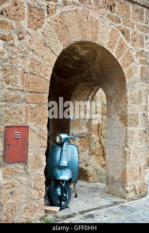 Lambretta Special 125 scooter d'epoca anni '60, parcheggiato sotto un vecchio arco. Moto, scooter, anni sessanta. Italia, Europa, Unione europea, UE. Foto Stock