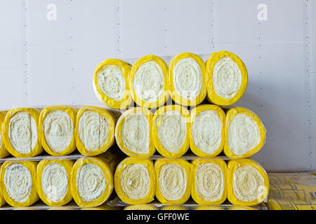 Pacchetto di isolamento termico del materiale, la lana di roccia è avvolto in carta stagnola. Foto Stock