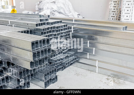Pila di profili metallici per cartongesso o parete divisoria. Foto Stock