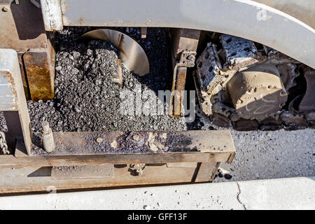 Dettaglio di macchine industriali lavora con asfalto. Strada asfaltata macchina di stendimento. Asfalto dello spanditore. Foto Stock