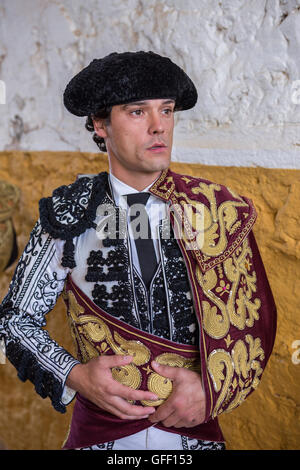 Torero spagnolo Miguel Abellan incentrato totalmente momenti prima di uscire a combattere in Arena di andujar, Spagna Foto Stock