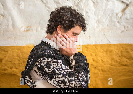 Torero spagnolo Miguel Abellan incentrato totalmente momenti prima di uscire a combattere in Arena di andujar, Spagna Foto Stock