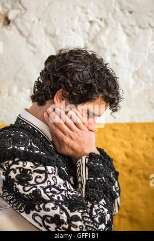 Torero spagnolo Miguel Abellan incentrato totalmente momenti prima di uscire a combattere in Arena di andujar, Spagna Foto Stock