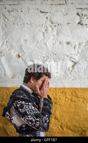 Torero spagnolo Miguel Abellan incentrato totalmente momenti prima di uscire a combattere in Arena di andujar, Spagna Foto Stock