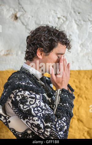 Torero spagnolo Miguel Abellan incentrato totalmente momenti prima di uscire a combattere in Arena di andujar, Spagna Foto Stock