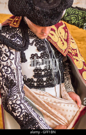 Torero spagnolo Miguel Abellan mette se stesso il capo a piedi nel vicolo prima di uscire per la corrida, tipico e molto un Foto Stock