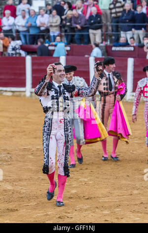 Il torero spagnolo Manuel Gesù " El Cid' alla tornitura di onorare con un orecchio in sua mano nella corrida di Ubeda, Spagna Foto Stock