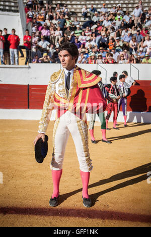 Il torero spagnolo Cayetano Rivera al paseillo o parata iniziale durante una corrida nella corrida di Sabiote, Spagna Foto Stock