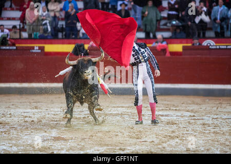 Il torero spagnolo Manuel Gesù El Cid durante un pomeriggio piovoso la corrida con la stampella nella corrida di Jaen, Spagna Foto Stock